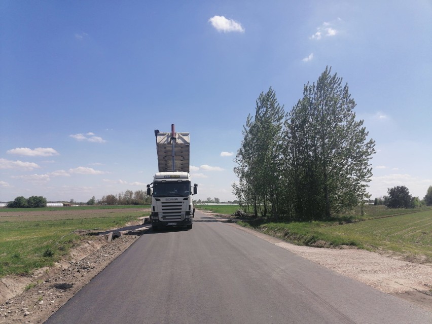 Budowa drogi Bukówno - Młodynie Dolne w powiecie białobrzeskim jest już na finiszu. Kierowcy wkrótce będą jeździli po nowym asfalcie