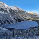 Tatry zimą. Morskie Oko zamarza. Zobaczcie zachwycające zdjęcia jeziora. TPN wydał ostrzeżenie dla turystów: tafla lodu jest bardzo cienka