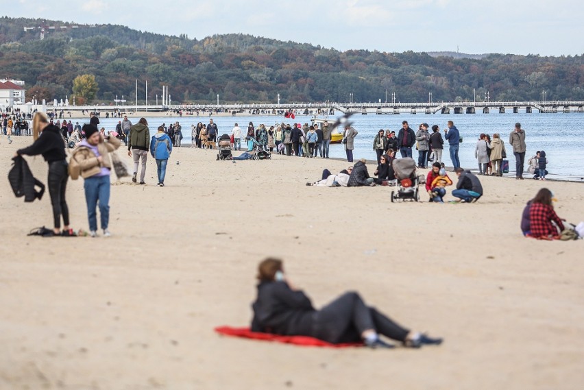 Sopot: Jesienny spacer w ciepłej, bezwietrznej aurze. Wielu spacerowiczów wybrało się w nadmorskie alejki i na plażę | ZDJĘCIA