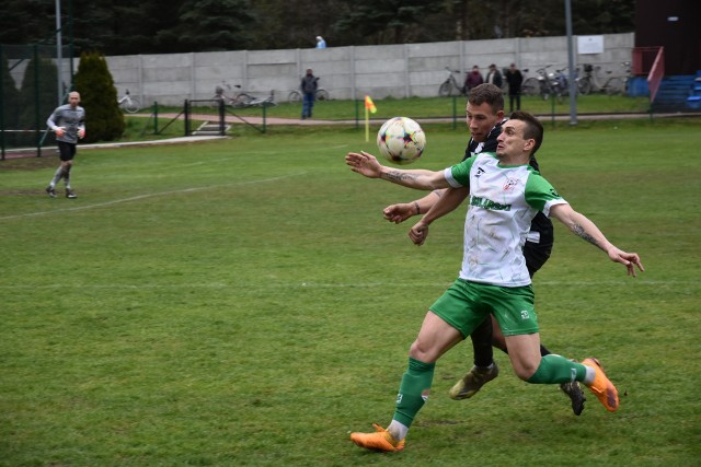 Cosmos Nowotaniec (biało-zielone stroje) wygrał wyjazdowy mecz z LKS-em Skołoszów.