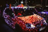Parada świątecznych samochodów w Żorach. Tysiące lampek rozświetlało popularnego malucha, corvettę i wiele innych pojazdów