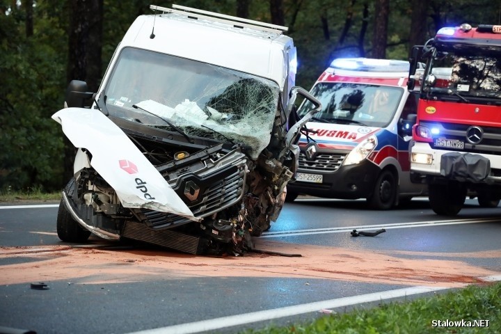 Wypadek na drodze 871 w granicach Stalowej Woli. Dwie osoby ranne w zderzeniu dwóch busów i auta osobowego