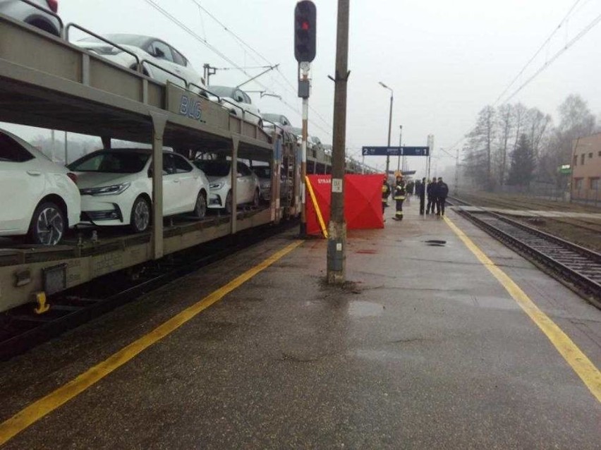 Wypadek kolejowy w Poraju: 17-latek śmiertelnie potrącony przez pociąg towarowy ZDJĘCIA Przyczyny tragedii ustali prokurator