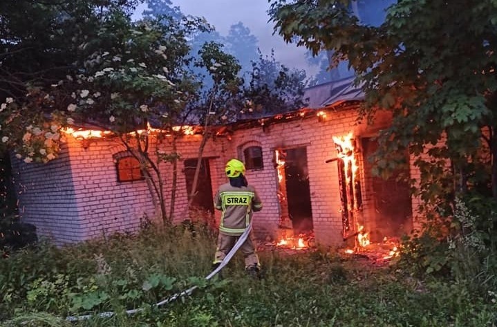 Pożar w Troszynie. Płonął pustostan. Do pożaru doszło w nocy 16.06.2021