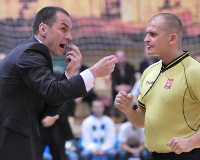 Rade Mijanović podczas meczowej dyskusji z arbitrem.