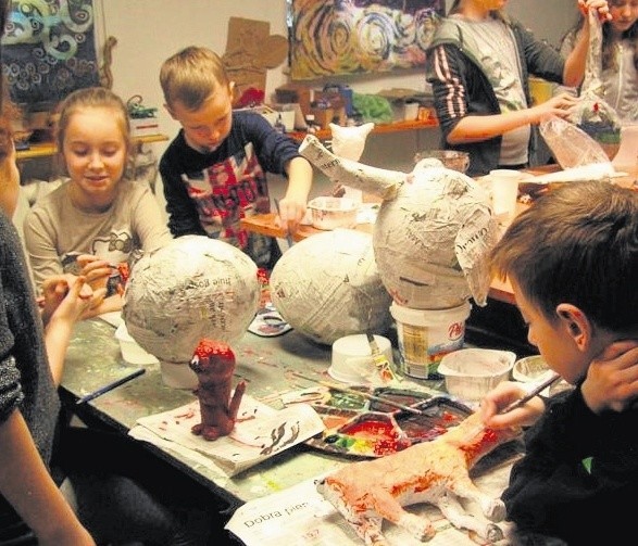 Dzieci podczas ferii w MDK uczyły się techniki papier mache