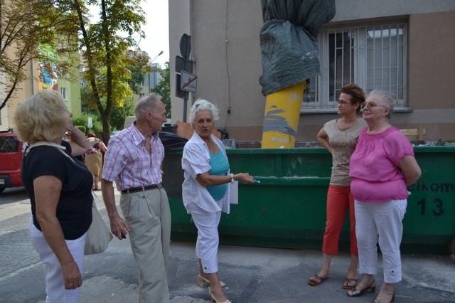 - Mamy dość tej inwestycji. Od trzech miesięcy nie możemy normalnie żyć - mówią mieszkańcy. - Ten zsyp zabezpieczono dopiero po naszych interwencjach - dodaje.