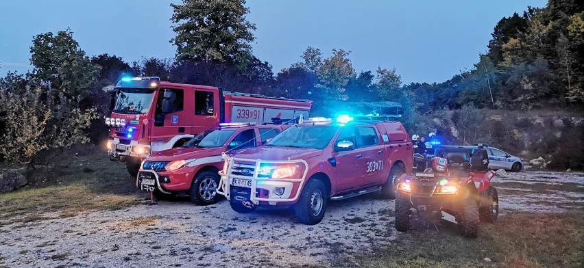 Zabierzów. Niebezpieczne zdarzenie w kamieniołomie, akcja ratunkowa w trudnym terenie. Śmigłowiec zabrał nastolatkę