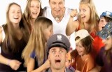 Policyjny teledysk: Piotr Kupicha, SpongeBob, tańczący policjant i chmara dzieci (wideo)