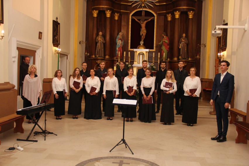 Występ chóru "Cantate Collective" w klasztorze oo. franciszkanów