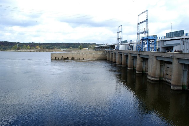 Stopień wodny we Włocławku widziany od dolnej wody. To największa elektrownia przepływowa w Polsce, wybudowana w latach 1962-1970