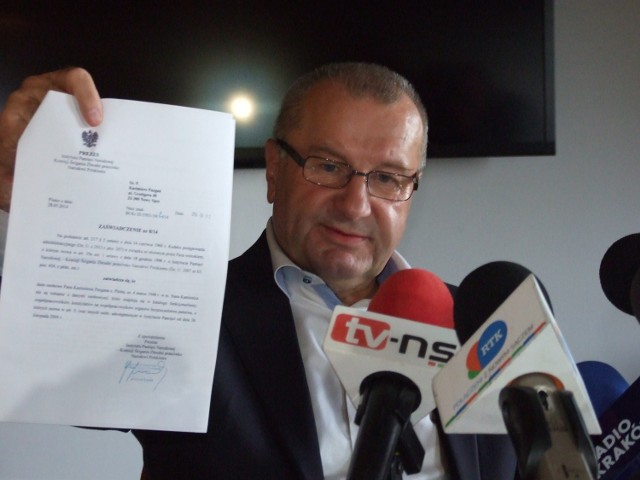 Kazimierz Pazgan pokazuje zaświadczenie z IPN podpisane przez Marka Lasotę, szefa krakowskiego oddziałU IPN. Z dokumentu wynika, że biznesmen nie był agentem tajnych służb PRL