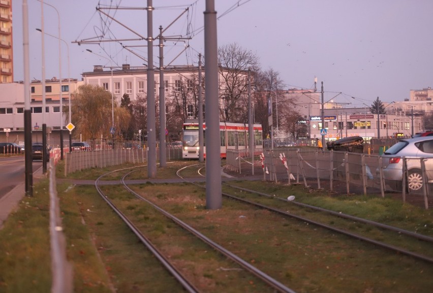 Bałuty: Zablokował ruch tramwajów betonowymi płytami, ponieważ... działka jest prywatna!