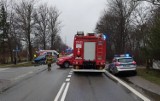 Wypadek na DK6 w Bożympolu Małym gm. Łęczyce. 27.01.2022. Zderzyły się dwa samochody osobowe i ciężarówka