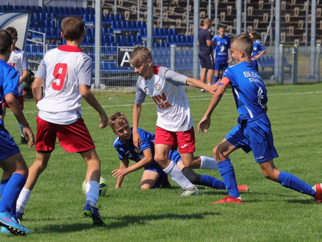 Trampkarze starsi Gwardii Koszalin (białe koszulki) zagrają w barażach o awans do Centralnej Ligi Juniorów U15.