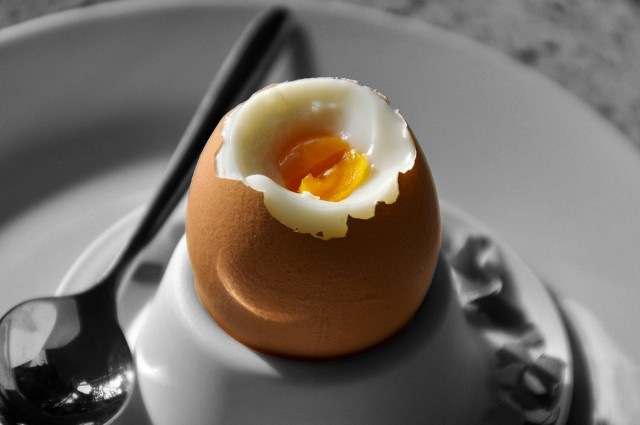 Pomimo wielu korzyści wypływających z jedzenia jajek, pewne osoby nie powinny po nie sięgać. Komu dokładnie ich spożywanie nie służy? Mamy listę! Dowiedz się tego, sprawdzając naszą galerię!Sprawdź wszystkie osoby, które nie powinny jeść jajek ---->