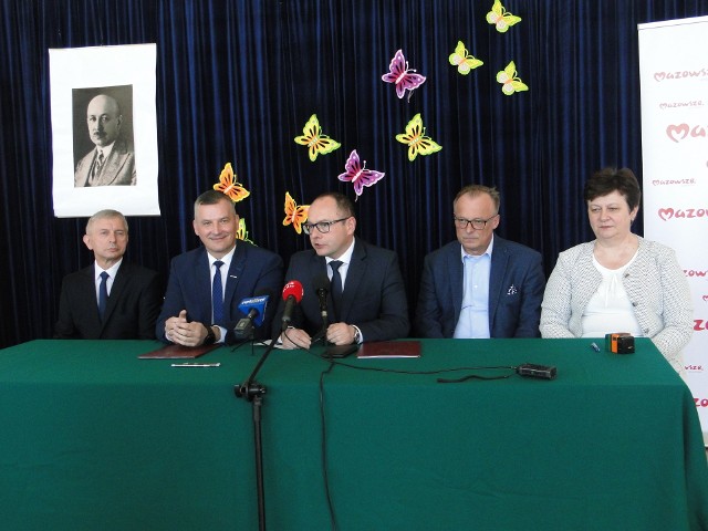 W szkole podstawowej we Wrzeszczowie w gminie Przytyk, została podpisana umowa na rozbudowę szkoły.