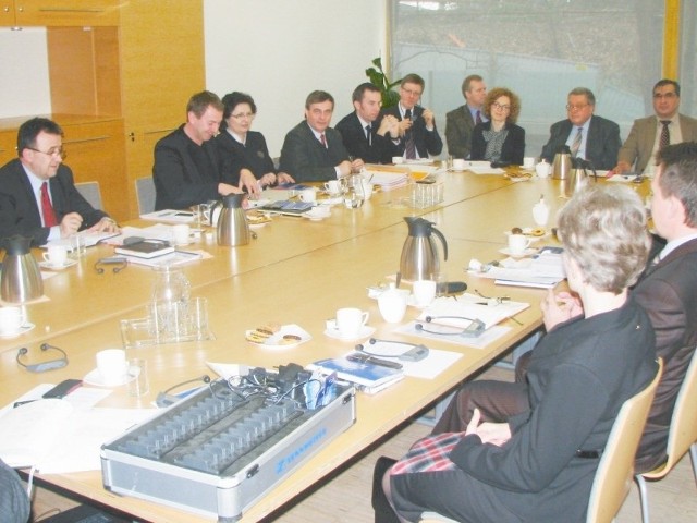 Przy wspólnym stole zasiadło czworo ekspertów i przedstawiciele różnych środowisk mniejszości niemieckiej.