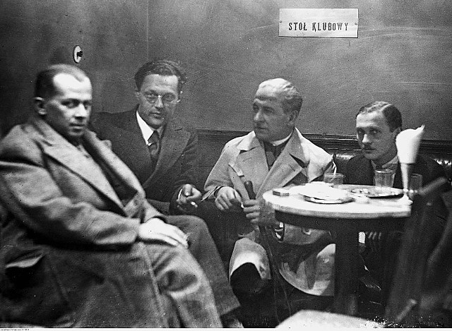 Od lewej siedzą: Ferdynand Goetel, Kazimierz Wierzyński, pułkownik Bolesław Wieniawa-Długoszowski, Mieczysławski w jednej z warszawskich cukierni (1931 r.)