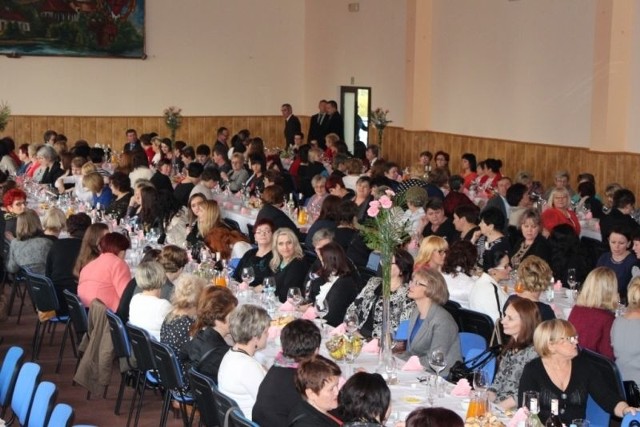 Ponad 350 pań świętowało Dzień Kobiet w Staszowie.
