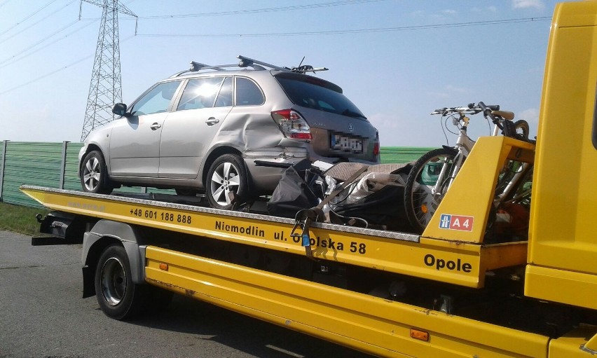 Od samochodu osobowego odpięła się przyczepa kempingowa i...