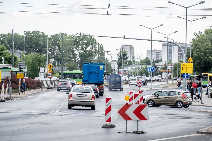 Policjanci z poznańskiej drogówki zalecają omijanie ronda...