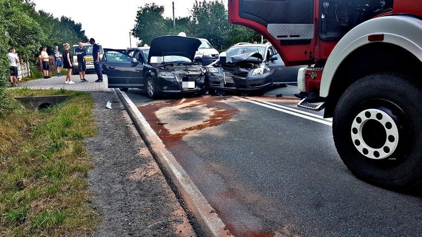 Wypadek w gminie Skała. Jedna osoba została ranna, a droga wojewódzka całkowicie zablokowana