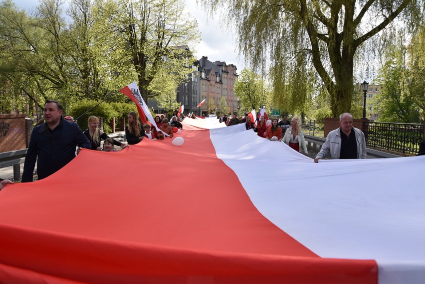 Marsz Flagi przeszedł z placu Grunwaldzkiego na Stary Rynek.