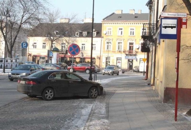 W piątek w zatoce przystankowej przy ulicy Słowackiego stały dwa samochody.