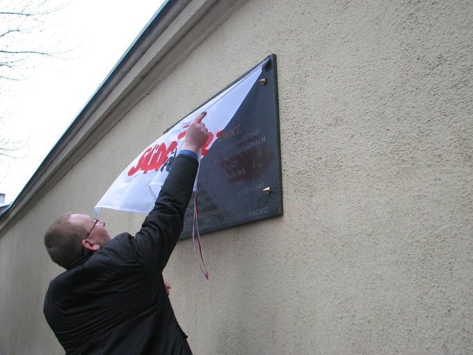 Na murach Zakładu Karnego w Grudziądzu zawisła w sobotę 31 marca tablica pamięci Anny Walentynowicz