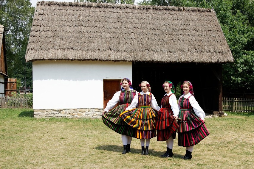 Tulia w Muzeum Wsi Opolskiej. Zespół czterech dziewczyn ze...