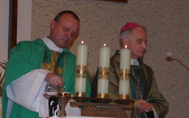 Mszę święta odprawili ksiądz biskup Marian Florczyk oraz ksiądz Krzysztof Banasik.