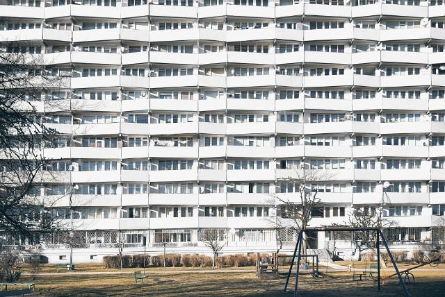 Jak wyglądałby falowiec, gdyby pomalować go na jednolity, jasny kolor? To pytanie zadał sobie Adrian Mania z pracowni Studiomania, który dostrzegł ogromny potencjał najdłuższego budynku w Polsce. W ten sposób powstała koncepcja „Białe Falowce”.