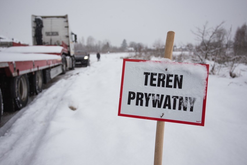 Ciężarówka w poprzek jezdni. Miliony za gminną drogę na prywatnym terenie 