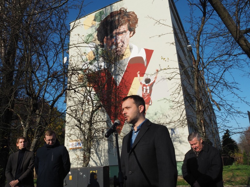 Mural Włodzimierza Smolarka na ścianie bloku przy ul. św. Kazimierza 11. Hołd dla jednego z najlepszych polskich piłkarzy