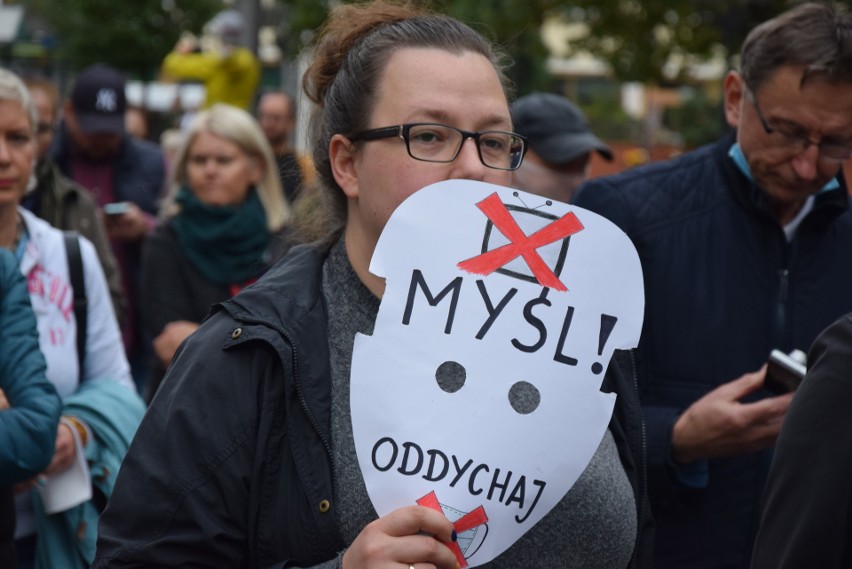 "Marsz o wolność" w Gdyni. Koronasceptycy przeszli ulicami Gdyni i domagali się zakończenia pandemii