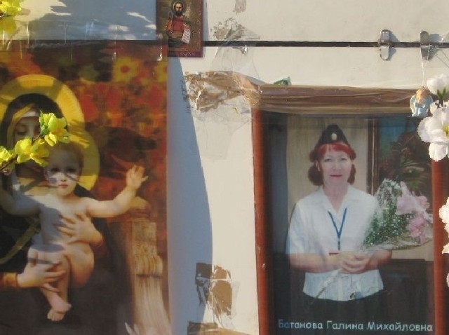 Rodziny pozostawiają fotografie swoich bliskich, którzy zginęli w katastrofie.