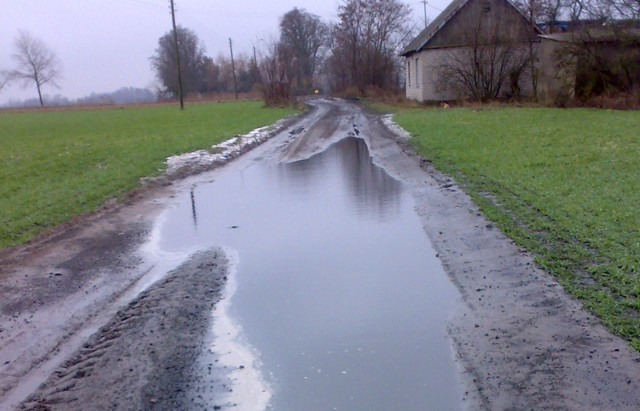 W czasie roztopów tę drogę może pokonać tylko duży traktor. Mieszkańcy starają się od dawna o jej remont