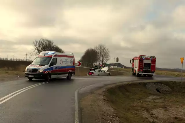 O  godzinie 8.15  na obwodnicy Gościna kierujący Mercedesem stracił panowanie nad pojazdem w wyniku czego wypadł z drogi. Dwójka dzieci oraz pasażerka zostali ranni