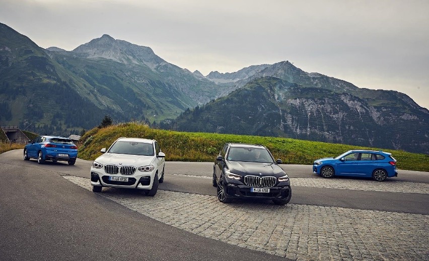 Silnik benzynowy w tandemie z silnikiem elektrycznym w BMW...