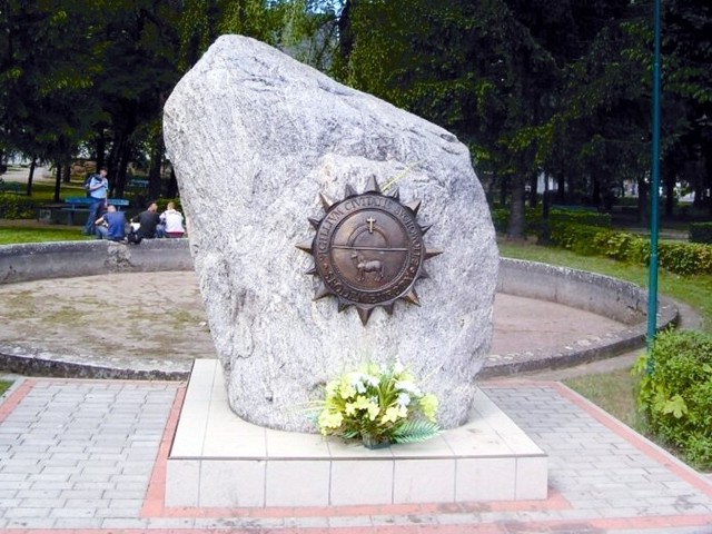 Centralny punkt Europy symbolizuje obelisk w parku miejskim.