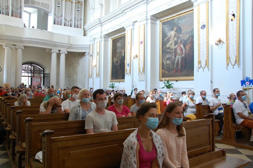 Pątnicy dotarli w sobotę do sanktuarium Świętego Krzyża