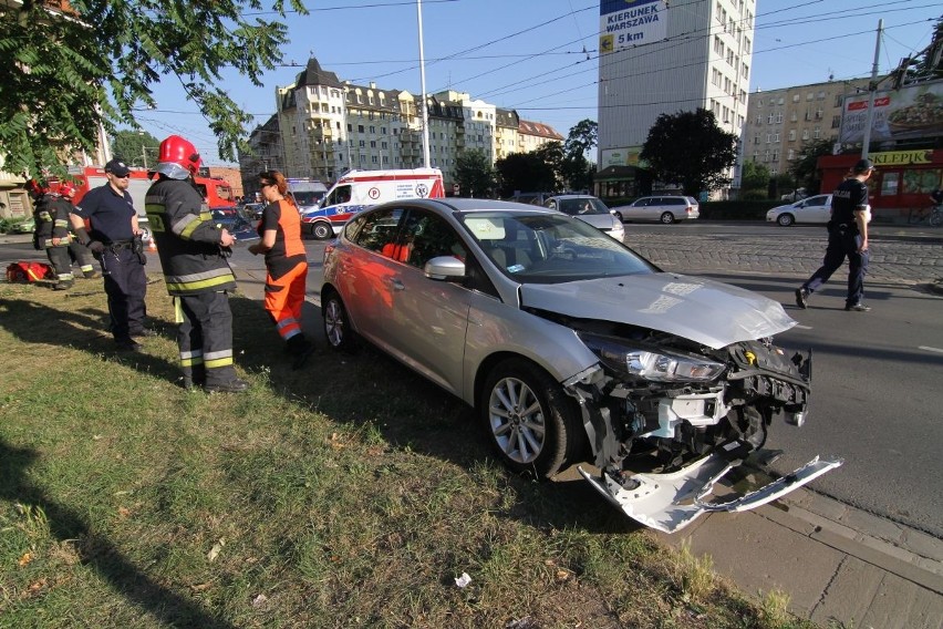 Wrocław: Wypadek w Śródmieściu, 4 osoby ranne. W tym dziecko i kobieta w ciąży (ZDJĘCIA)