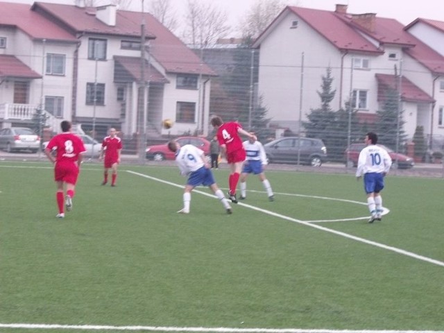 Nowe boisko już czeka na najlepszych juniorów z Polski, na razie trenują na nim miejscowi piłkarze.