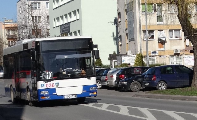 Bezpłatny przejazd dla uprawnionej grupy osób będzie obowiązywał także w najpopularniejszej linii miejskiej „dziesiątce”, która jeździ wokół całego miasta