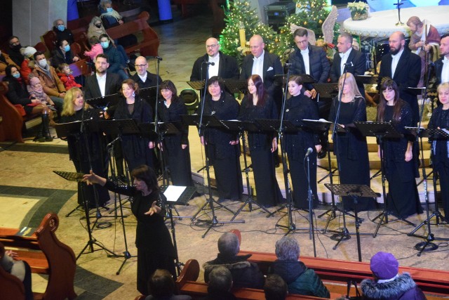 XXXI Tyskie Wieczory Kolędowe - koncert inauguracyjny w wykonaniu zespołu Camerata Silesia w kościele bł. Karoliny w Tychach. Zobacz kolejne zdjęcia. Przesuwaj zdjęcia w prawo - naciśnij strzałkę lub przycisk NASTĘPNE