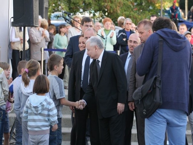 Jarosław Kaczyński z dziećmi z os. Słonecznego