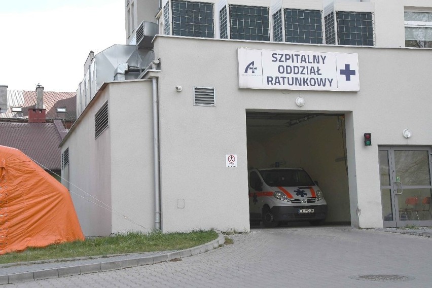 Czterech pracowników Szpitala Kieleckiego świętego Aleksandra zakażonych! Trwa oczekiwanie na wyniki pacjentów [ZDJĘCIA]