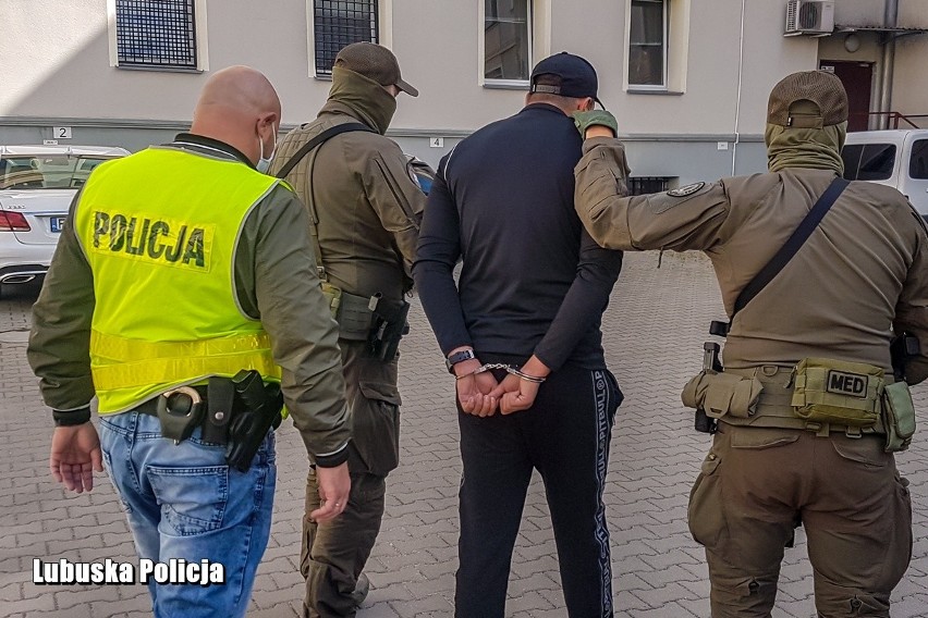 Policjanci wspólnie z funkcjonariuszami krajowej...