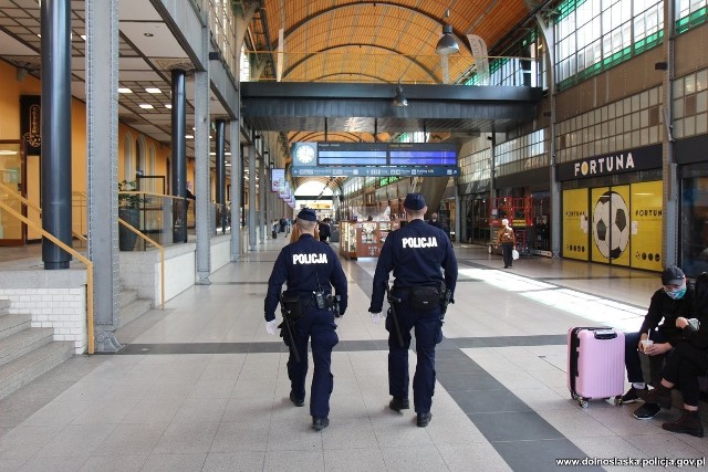 Zapytaliśmy się wrocławskich policjantów, na jakie zarobki mogą liczyć i otrzymaliśmy obszerną odpowiedź. Podajemy wykaz zarobków na danym stanowisku służbowym w policji po noworocznej podwyżce w wysokości około 612 złotych brutto (500 zł netto) miesięcznie.Wszystkie podane kwoty są zarobkami brutto oraz netto. Mundurowi przypominają, że rzeczywista wysokość pensji jest zależna także od wieku funkcjonariusza czy wysługi lat."W ubiegłym roku do dolnośląskich policjantów dołączyło blisko 800 nowych funkcjonariuszy, ten fakt tylko potwierdza, że służba w naszej formacji jest coraz bardziej atrakcyjna. Każdego dnia daje dużo satysfakcji z niesienia pomocy innym, ale też pozwala rozwijać swoje pasje i zapewnić byt własnej rodzinie" - mówi asp. szt. Łukasz Dutkowiak z Komendy Wojewódzkiej Policji we Wrocławiu.Zobaczcie zarobki z podziałem na stopnie, znajdziecie je na kolejnych slajdach. Poruszajcie się przy pomocy strzałek lub gestów na ekranie smartfona